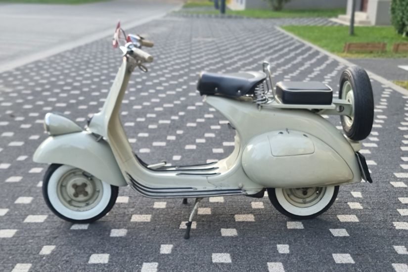 Vespa 125 V33 Faro Basso, 1952